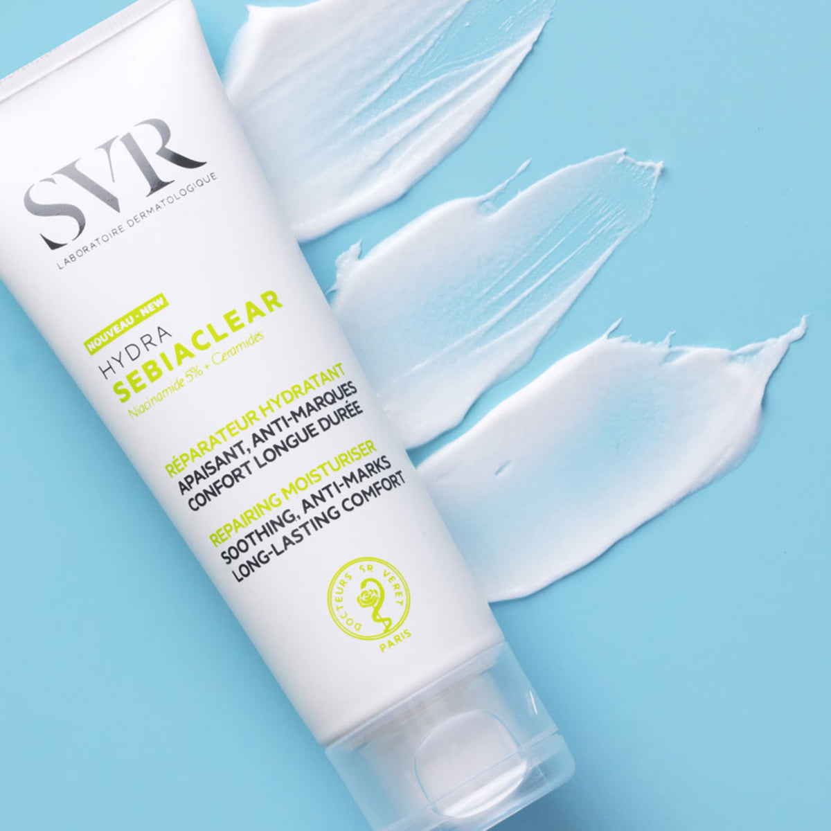 Tubo di crema idratante SVR Sebiaclear Hydra su sfondo azzurro con tre strisce di texture bianca cremosa.