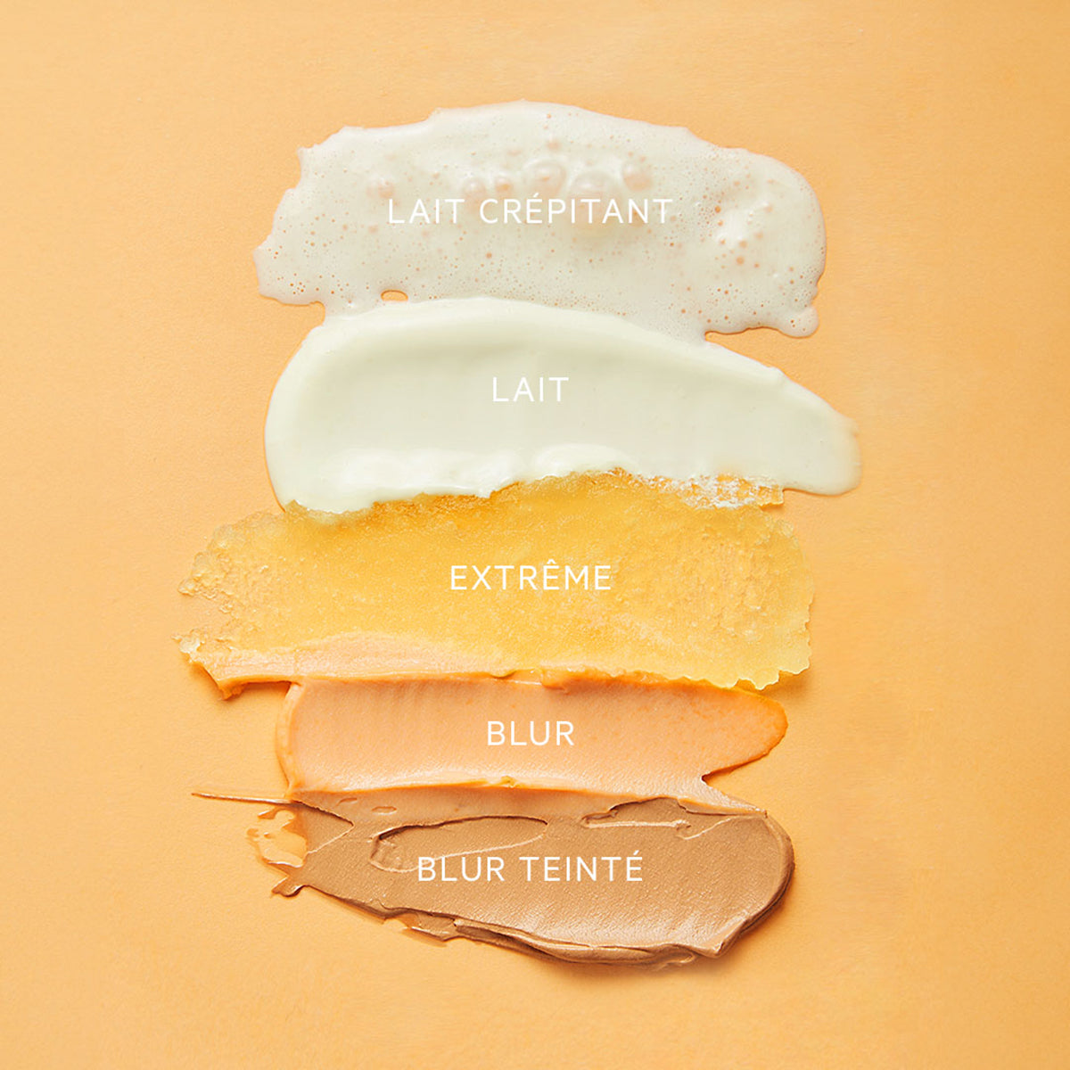 Cinque campioni di texture solari SVR su sfondo arancione, dalla mousse cremosa al fluido colorato, con etichette descrittive.