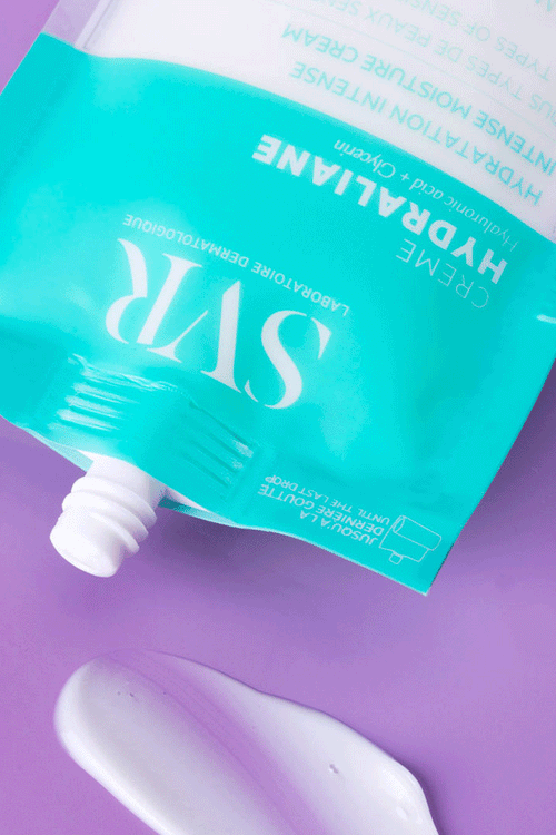 Tubetto SVR Hydraliane Crème turchese eco-sostenibile con una goccia di crema idratante su sfondo viola.