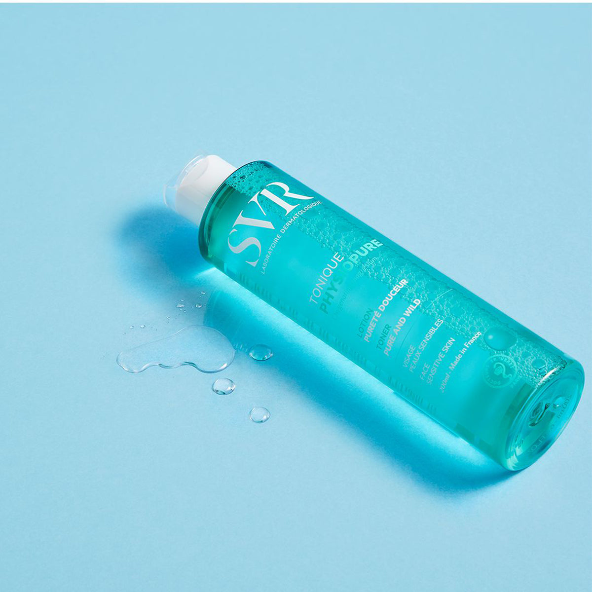 Flacone di tonico SVR PHYSIOPURE da 200ml in plastica trasparente azzurra con tappo bianco su sfondo blu.