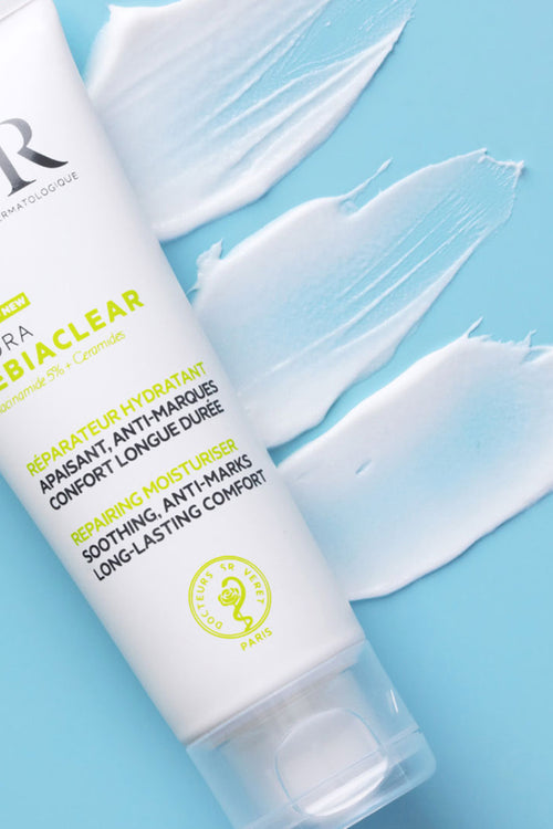 Tubo di crema idratante SVR Sebiaclear Hydra su sfondo azzurro con tre strisce di texture bianca cremosa.