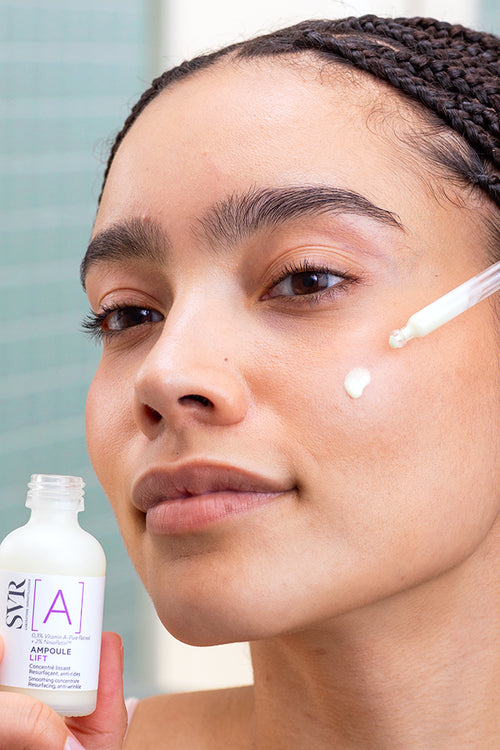 Donna applica il siero SVR [A] Ampoule Lift con contagocce sul viso per una pelle levigata e uniforme.